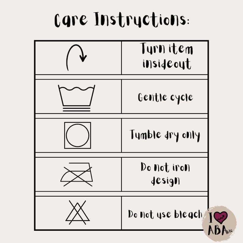 Puede incluir: Gr&aacute;fico de instrucciones de cuidado con texto negro sobre fondo beige claro. Las instrucciones incluyen: voltear la prenda, ciclo suave, secar en secadora, no planchar el dise&ntilde;o y no usar lej&iacute;a.