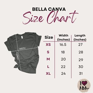 Puede incluir: Tabla de tallas Bella Canvas con una camiseta gris y medidas en pulgadas. La tabla incluye tallas XS a XL, con anchos correspondientes de 41,9 a 61 cm y largos de 68,6 a 78,7 cm. El texto "Size Chart" est&aacute; en cursiva.