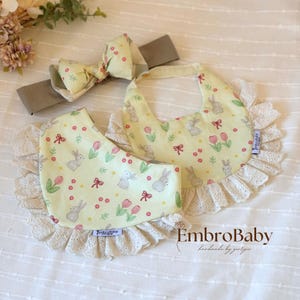 バニーガーデンビブ＆リボンヘッドバンドセット | 春のベビーアクセサリー | EmbroBaby