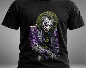 Könnte beinhalten: Ein schwarzes Kurzarm-T-Shirt mit einem Grafikdruck eines Charakters mit grünen Haaren, weißer Gesichtsbemalung und einer violetten Jacke. Das Gildan-Markenetikett ist am inneren Halsausschnitt sichtbar. Das Design zeigt ein detailliertes Porträt.