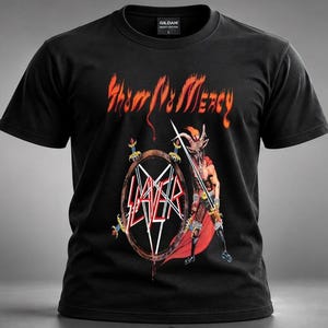 Peut inclure: Un t-shirt noir à manches courtes avec une impression graphique portant le texte Show No Mercy en flammes orange. Le motif comprend un pentagramme central avec des épées et une figure cornue tenant une épée, dans des tons rouge, blanc et noir.