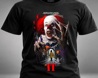 Könnte beinhalten: Ein schwarzes Kurzarm-T-Shirt mit einem Grafikdruck der Figur Pennywise aus dem Film IT. Das Design enthält den Text "The Master of Horror unleashes everything you were ever afraid of" sowie "Stephen King's IT" in roter Schrift.