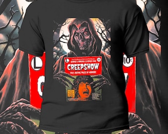 Könnte beinhalten: Ein schwarzes T-Shirt mit einem Aufdruck einer Comic-Buch-Hülle, die eine gruselige Figur in einer Kapuzenrobe zeigt. Die Comic-Buch-Hülle trägt den Titel "Creepshow: Five Jolting Tales of Horror".