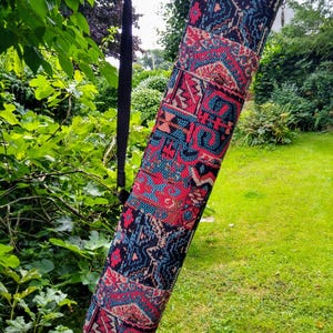 Vadderad flöjtväska för indianflöjter upp till 60 cm långa. Axelrem, handgjord.