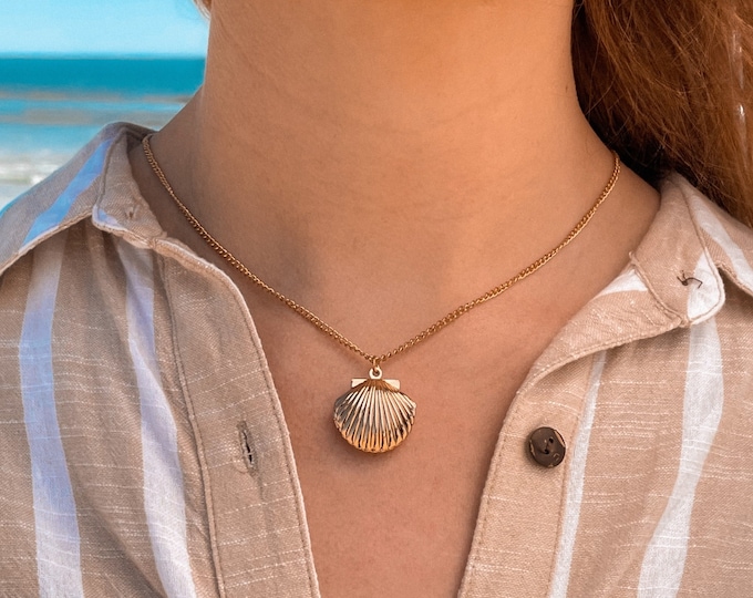 Fan Shell Locket Necklace - Handcrafted Locket Necklace, Beach Inspired Jewelry, Unique Keepsake Pendant, Ideal Gift for Sea Lovers