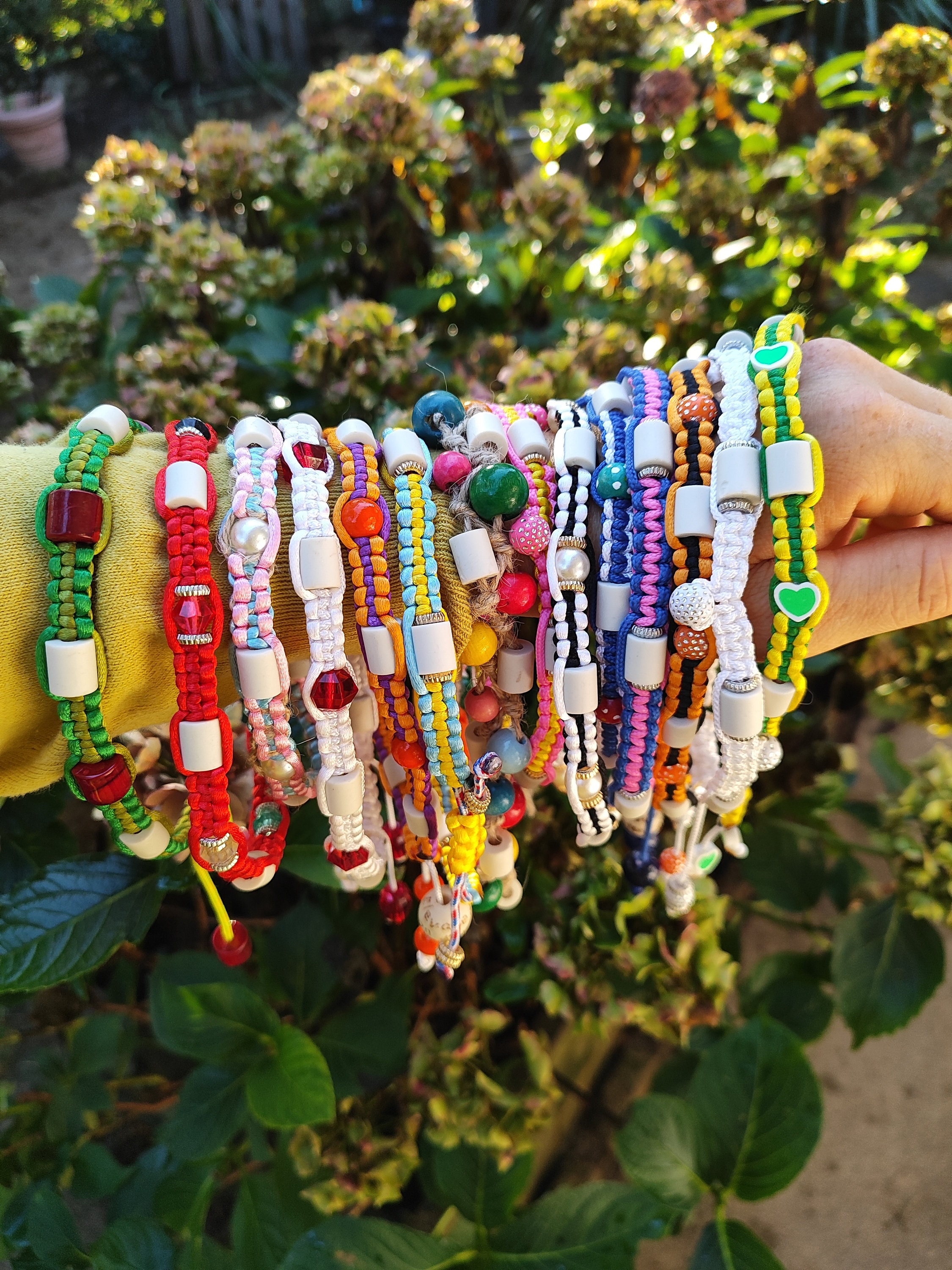 Collier sautoir boho avec ruban liberty, pompon, grand cabochon, perles argentées et perles pastel - gris, rose, vert - Un grand marché