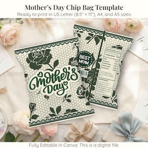 Puede incluir: Dos plantillas de bolsas de patatas fritas para el Día de la Madre con un diseño de encaje y detalles florales verde oscuro. Las bolsas presentan el texto "Mother's Day" en una fuente de escritura. También se ven las palabras "Best Mom". La plantilla está lista para imprimir en tamaños US Letter, A4 y A5.