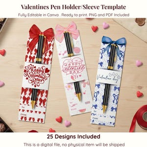 以下が含まれることがあります： 赤、ピンク、青のリボンアクセントが付いたバレンタインデーのペンホルダーテンプレート。各ホルダーには黒いペンと装飾的なテキストがあります。画像には、ハート型のキャンディー、バラの花びら、赤いリボンのロールが含まれています。
