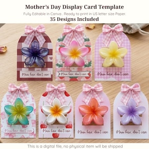 Op de afbeelding: Moederdag display kaart sjablonen. Elke kaart heeft een bloemvormige versiering en een roze strik. De kaarten hebben de tekst "Mom hair, don't care". De sjabloon is volledig bewerkbaar in Canva en klaar om af te drukken.