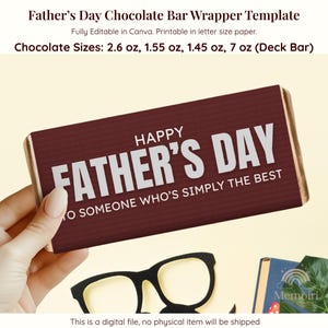 Puede incluir: Una plantilla de envoltorio de barra de chocolate para el Día del Padre con el texto "Happy Father's Day" en blanco sobre un fondo rojo oscuro. El envoltorio está sostenido por una mano. La plantilla es totalmente editable en Canva e imprimible en papel tamaño carta.