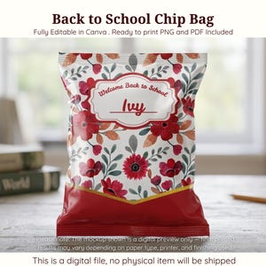 Può includere: Un sacchetto di patatine decorativo con un design floreale, con fiori rossi e foglie verdi su sfondo bianco. La borsa ha una base rossa e un'etichetta con la scritta "Welcome Back to School" e il nome "Ivy".