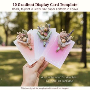 Könnte beinhalten: Drei Display-Kartenvorlagen mit Farbverlauf-Hintergründen und Blumensträußen. Die Karten sind 10,16 x 15,24 cm und 7,62 x 10,16 cm groß und können auf Papier im Letter-Format gedruckt werden. Der Text lautet "10 Gradient Display Card Template" und "Ready to print in Letter Size paper. Editable in Canva."