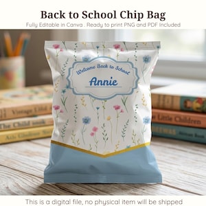 Può includere: Un sacchetto di patatine bianco con un design floreale e la scritta "Back to School Chip Bag". La borsa ha un fondo blu e una striscia dorata. Il testo "Welcome Back to School Annie" è visualizzato sul davanti. L'immagine include libri e matite.