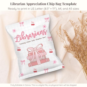 Puede incluir: Una plantilla de bolsa de patatas fritas blanca con detalles en rosa, diseñada para bibliotecarios. La bolsa presenta la palabra "Librarians" en escritura rosa, junto con ilustraciones de libros, lazos, cerezas y flores. También se incluye el texto "Turning chaos into Chapter One!"