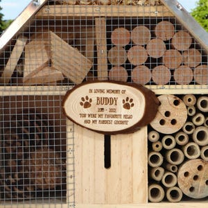 Aangepaste tekst houten bijenhotel, aangepast gedenkteken bijenhuis, uniek buitendecor voor vader, aangepaste tuincadeau voor kerst, insectenhotelcadeau