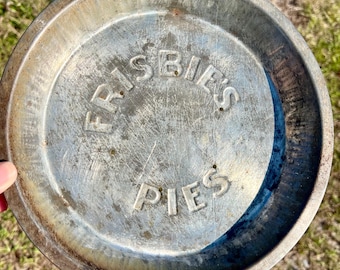 Lata antigua y rara de FRISBIE’S PIES con seis orificios de vapor. Ver fotos, tal cual.