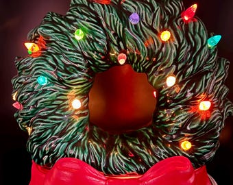 Corona navideña de cerámica vintage con decoración iluminada. *Faltan algunas bombillas.