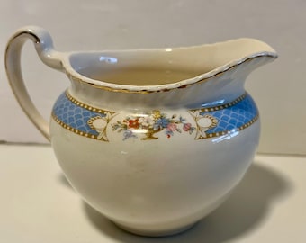 Jarra para crema Eastbourne de Johnson Bros., estilo vintage, con estampado floral azul y ribete dorado. ¡Diseño descatalogado!