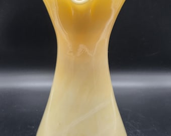 Jarra vintage de vidrio soplado a mano, 8" de alto, color remolino amarillo.
