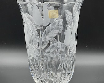 Jarrón vintage Fifth Avenue Crystal de tres patas con tulipanes esmerilados, 9” x 6”, 3 3/4 libras.