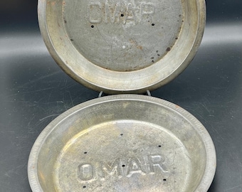 Raros moldes para tartas OMAR antiguos (2) con seis orificios para vapor. Ver fotos. Se venden tal cual.