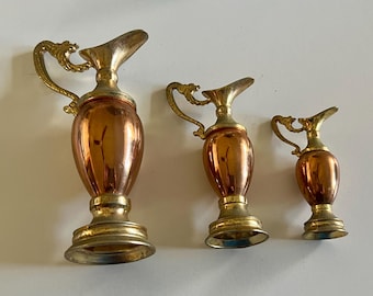 Juego de jarrón y jarra vintage de tres piezas con asa de dragón de latón y cobre, Inglaterra.