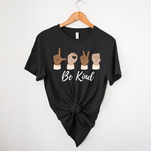 Camiseta de amor em linguagem de sinais, Em um mundo onde você pode ser qualquer coisa, seja gentil, camiseta, seja gentil, positividade, ame a linguagem de sinais