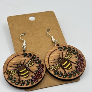 Boucles d&#39;oreilles gravées en bois d&#39;abeille. Boucles d&#39;oreilles pendantes en bois ; cadeau pour elle ; amateurs d&#39;abeilles ; Bijoux; Bijoux uniques peints à la main. Cadeau. Bijoux abeille