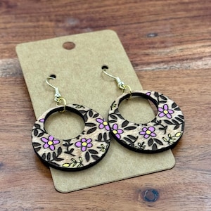 Beautiful floral print Wood Cut earrings. Wood Jewelry. wood earring. Gift for her. Mothers day idea. Gifts; earrings; Floral wood engraved.