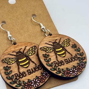 Boucles d&#39;oreilles en bois gravé d&#39;une douce abeille. Boucles d&#39;oreilles pendantes en bois ; cadeau pour elle ; amateurs d&#39;abeilles ; Bijoux; Bijoux uniques peints à la main. Cadeau. Bijoux abeille
