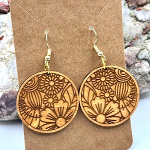 Floral wood engraved earrings. Beautiful round wood earrings with flowers; boho jewelry; gift for her; Mother&#39;s Day; engraved jewelry.