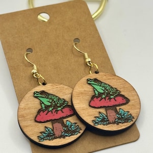 Cute frog mushroom print Wood Cut earrings. Wood Jewelry. wood earring. Gift for her. Mothers day idea. Gifts; earrings; Frog wood engraved.