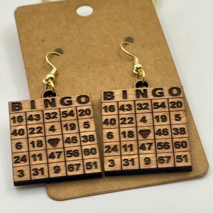 Boucles d'oreilles uniques en forme de carte de bingo avec gravure sur bois. Bijoux en bois. boucle d'oreille en bois. Cadeau pour elle. Idée fête des mères. Cadeaux ; boucles d'oreilles; Bois de bingo gravé.