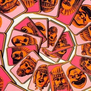 Crêpestof met oude Griekse theatermaskers en Griekse sleutels / Roze wervelkaarten / Paneelstof / Naaistof / Stofbreedte: 150 cm