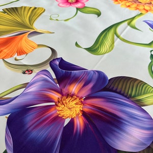 Crêpestof met grote bloemenprint / Felgekleurde botanische print / Hoge kwaliteit bloemenstof / Naaistof / Stofbreedte: 150 cm