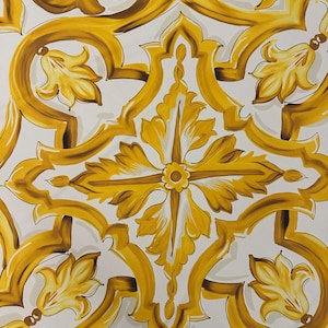 Pode incluir: Um fundo branco com um padrão repetitivo de desenhos florais estilizados em dourado e castanho. O padrão é simétrico e apresenta uma forma de cruz central.