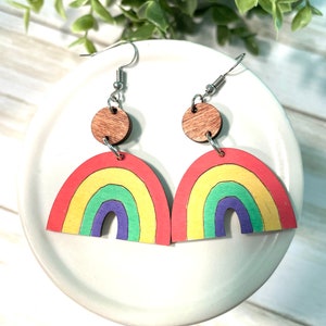 Pendientes colgantes de arcoíris: joyas llamativas y coloridas, pendientes de orgullo LGBTQ+, pendientes de arcoíris hechos a mano, accesorios boho chic