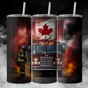Könnte beinhalten: Ein rotes Feuerwehrauto mit einer kanadischen Flagge im Hintergrund. Das Auto fährt durch ein verrauchtes Gebiet. Ein Feuerwehrmann mit einem schwarzen Helm und einer gelben Jacke steht vor dem Auto.