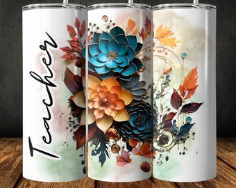 Op de afbeelding: Een witte tumbler met een bloemenontwerp met blauwe, oranje en bruine bloemen. Het woord "Teacher" staat op de linkerzijde van de tumbler.