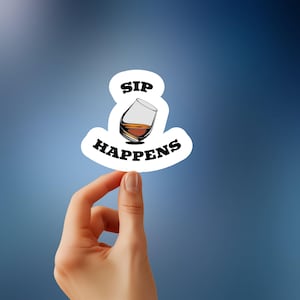 Sip Happens – ウイスキー愛好家のための面白いバーボンステッカー、生意気な飲酒デカール、バーカートの美学、バーボンベイビーギフト、ウイスキーユーモア