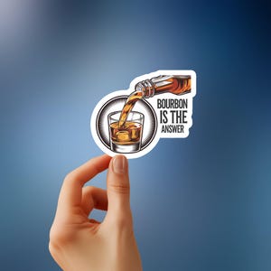 バーボンが答えです – 面白いウイスキーステッカー、生意気なバーボン愛好家のデカール、バーカートのユーモア、飲み物のギフト、ウイスキーの美学