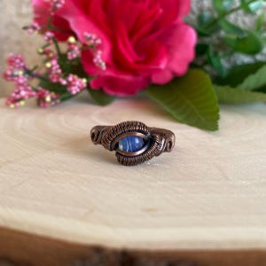 Anello in rame antico avvolto in filo di opalite