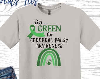 Może przedstawiać: Szary T-shirt z zieloną wstążką i wzorem tęczy. Tekst na koszulce brzmi "Go GREEN for CEREBRAL PALSY AWARENESS".