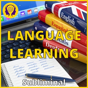 Puede incluir: Un ordenador portátil con un teclado y un cuaderno con palabras escritas a mano en inglés, francés, español, alemán e italiano. El cuaderno tiene la palabra "Subliminal" escrita en la parte inferior. La pantalla del portátil muestra un navegador web con la palabra "laptop" mostrada. Hay cuatro libros apilados uno encima del otro con las palabras "English Course", "Curso de Español", "Français" y "Deutsch" visibles en las portadas.