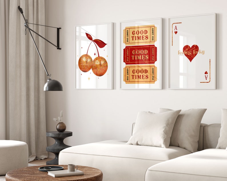 Peut inclure: Trois impressions encadr&eacute;es sur un mur blanc. L'impression de gauche repr&eacute;sente une cerise rouge avec un motif de paillettes dor&eacute;es. L'impression du milieu repr&eacute;sente trois billets rouges avec le texte "Good Times" sur chacun. L'impression de droite repr&eacute;sente un as de pique rouge avec le texte "feeling lucky" dessus.