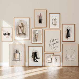 Puede incluir: Una colección de ilustraciones de moda enmarcadas, que incluyen un lápiz labial, gafas de sol, un abrigo, un vestido, botas de tacón alto, un frasco de perfume, un bolso, una bufanda y un sujetador. También se muestra el texto "Fashion is the signature of success".