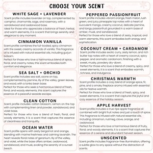 Op de afbeelding: Een productbeschrijvingskaart met de titel "CHOOSE YOUR SCENT" geeft verschillende geurprofielen weer. Geuren zijn onder meer White Sage + Lavender, Cinnamon Vanilla, Sea Salt + Orchid, Clean Cotton, Ocean Water, Peppered Passionfruit, Coconut Cream + Cardamom, Christmas Warmth, Apple Harvest en Unscented.