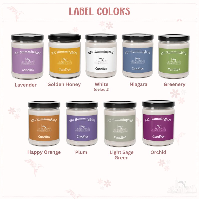 Op de afbeelding: Een verzameling van tien geurkaarsen in glazen potten met zwarte deksels. Elke kaars heeft een etiket met de tekst "NYC Hummingbird Candles" en een kleurgecodeerd etiket. De beschikbare kleuren zijn Lavendel, Golden Honey, White, Niagara, Greenery, Happy Orange, Plum, Light Sage Green en Orchid.