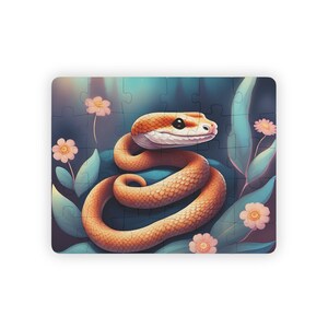 Puede incluir: Una ilustración digital de una serpiente de color naranja claro con el vientre blanco enroscada sobre un fondo azul y verde con flores rosas.