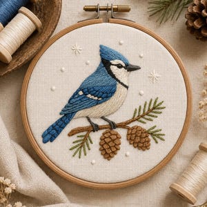Patrón de bordado a mano preimpreso de pájaro invernal Blue Jay / Diseño de bosque de piñas / Transferencia lavable, para pegar y coser / Apto para principiantes